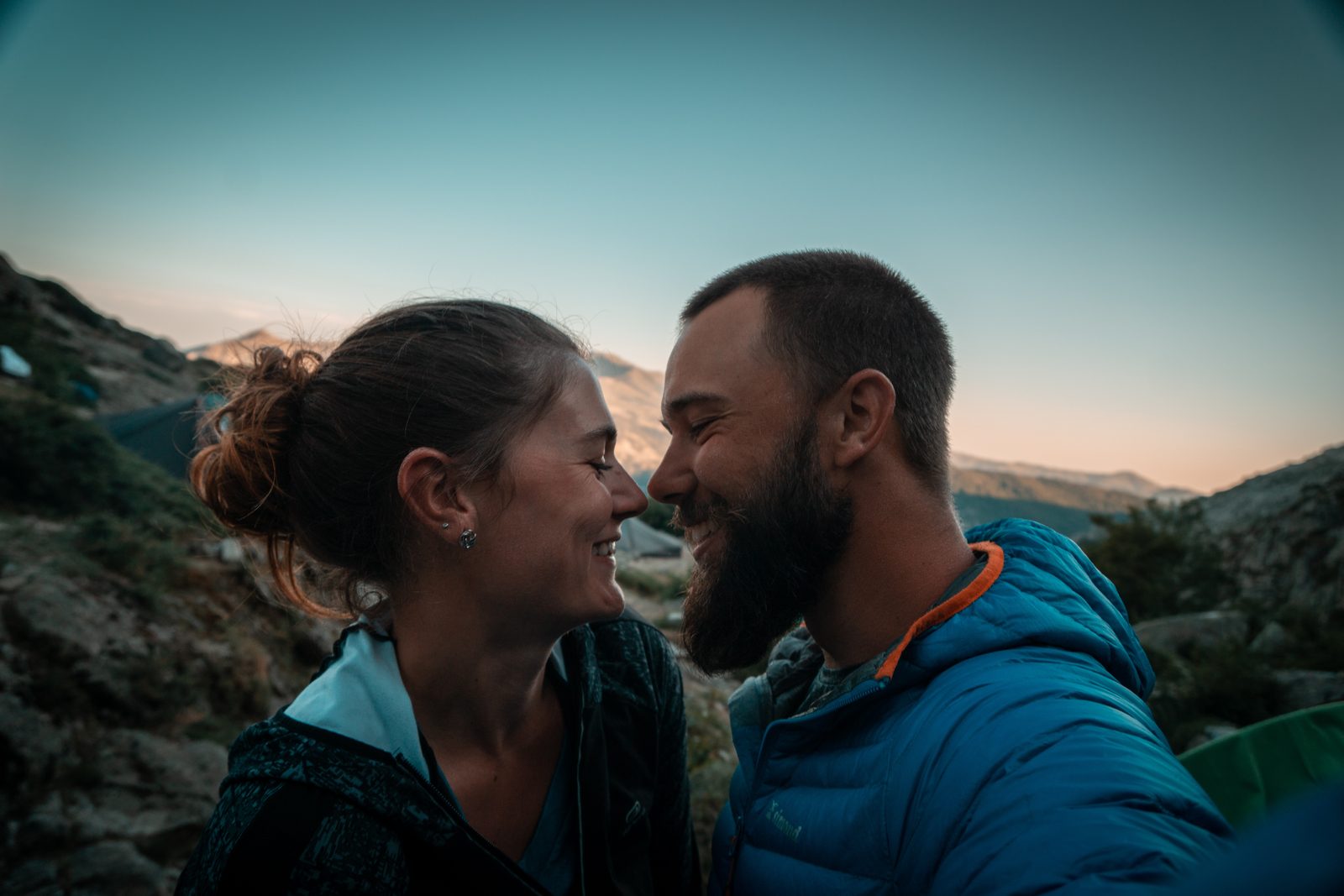 שני אנשים צוחקים יחד מקרוב, רגע של קרבה