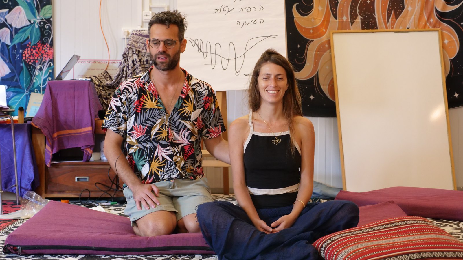 סשה בלבין ומשתתפת בתרגול הנחיה משותף בסדנה
